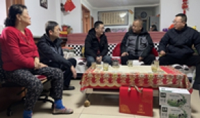 集團(tuán)公司領(lǐng)導(dǎo)走訪(fǎng)慰問(wèn)公司困難黨員