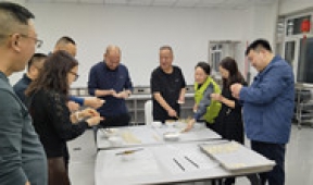 集團(tuán)公司領(lǐng)導(dǎo)與公司一線(xiàn)員工共度除夕